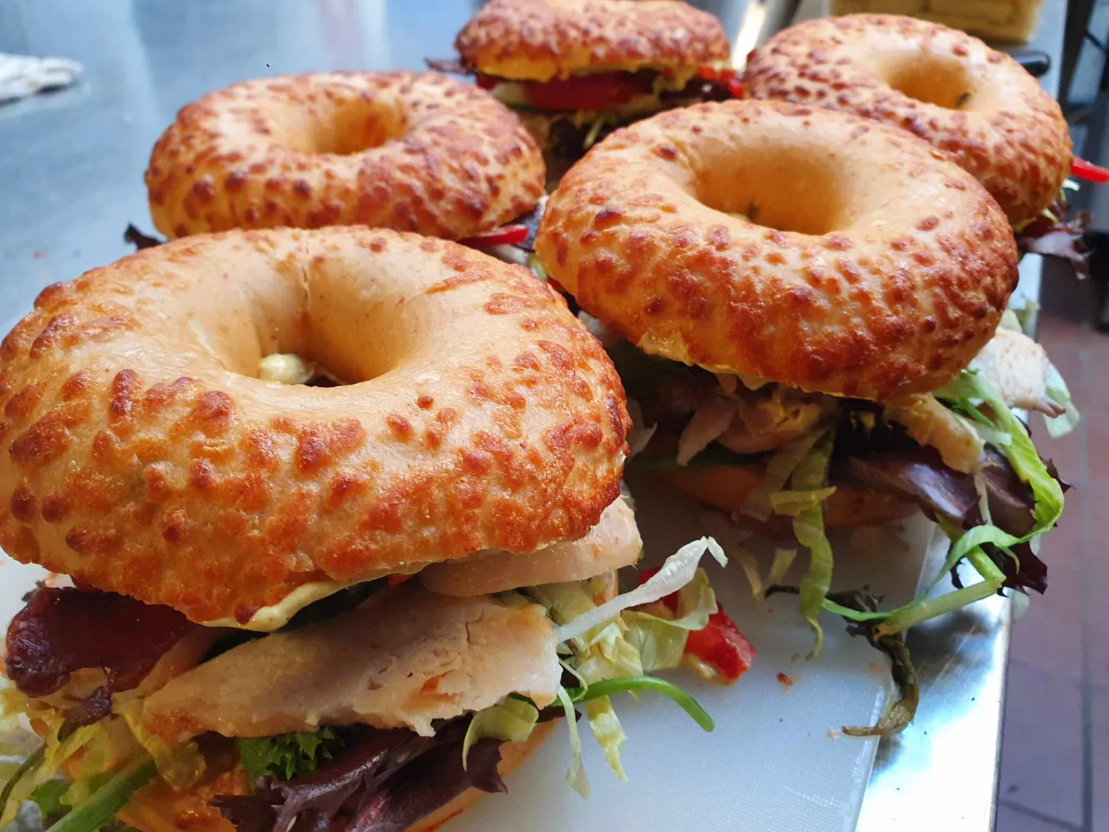 Bagels med pålæg og salat, klar til frokostmødet