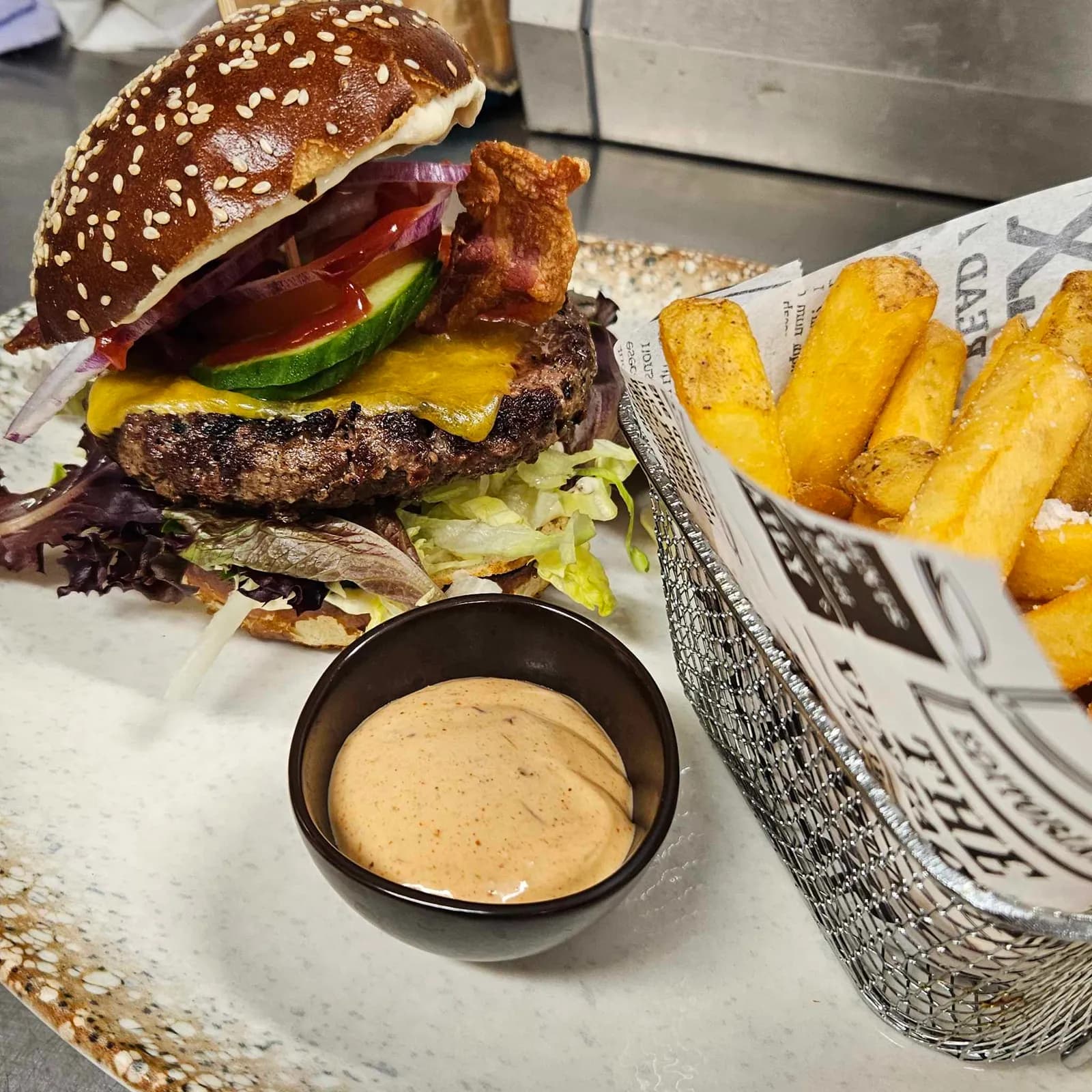 Hjemmelavet burger med sprøde fritter og dip