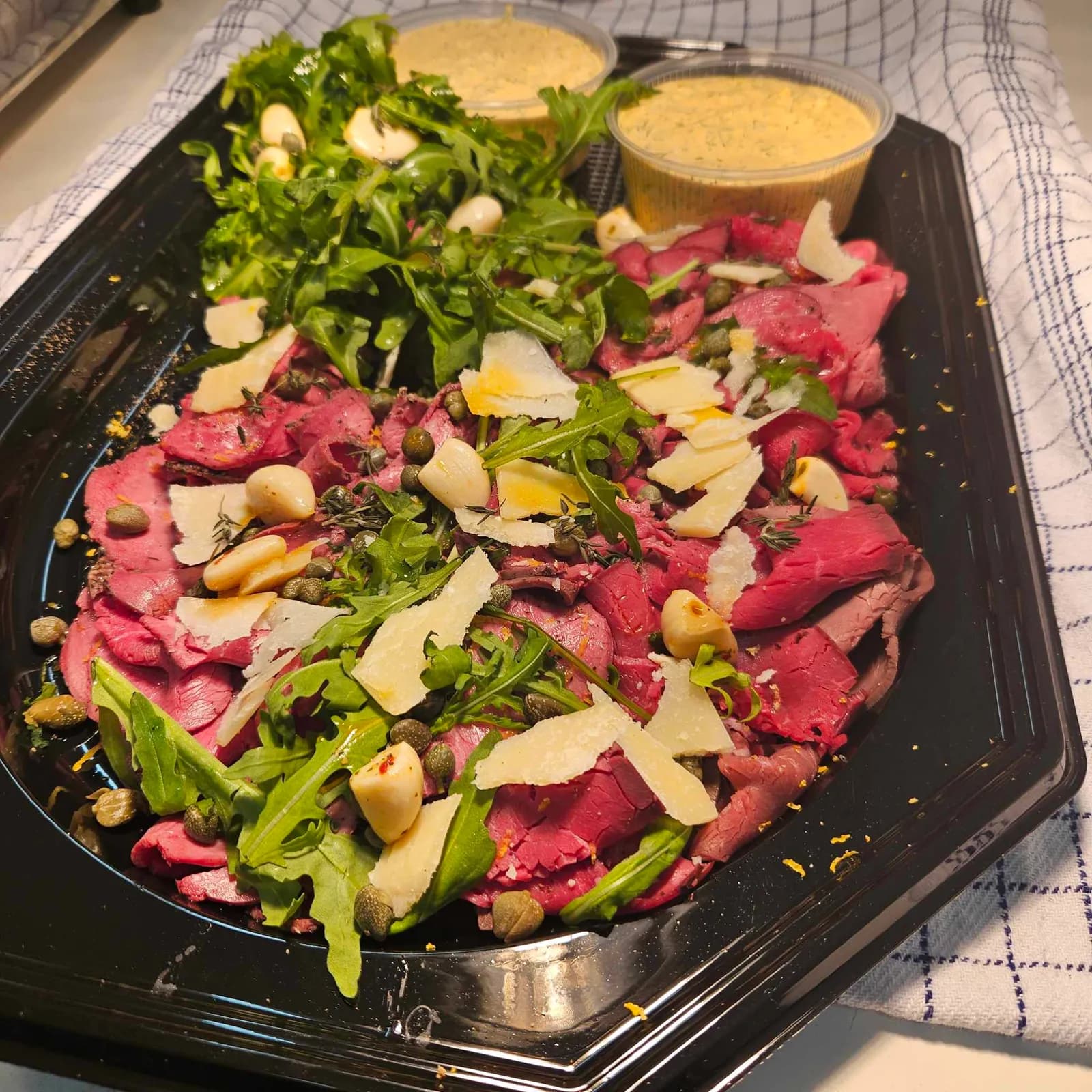 Rosastegt oksefilet til tapas m. rucola, parmesanflager, hvidløg samt kapers