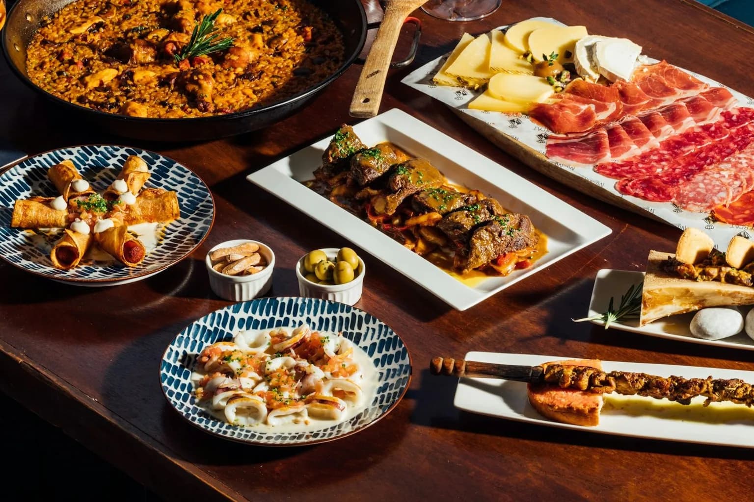 Tapasbord med charcuteri, oste, oliven og varme småretter